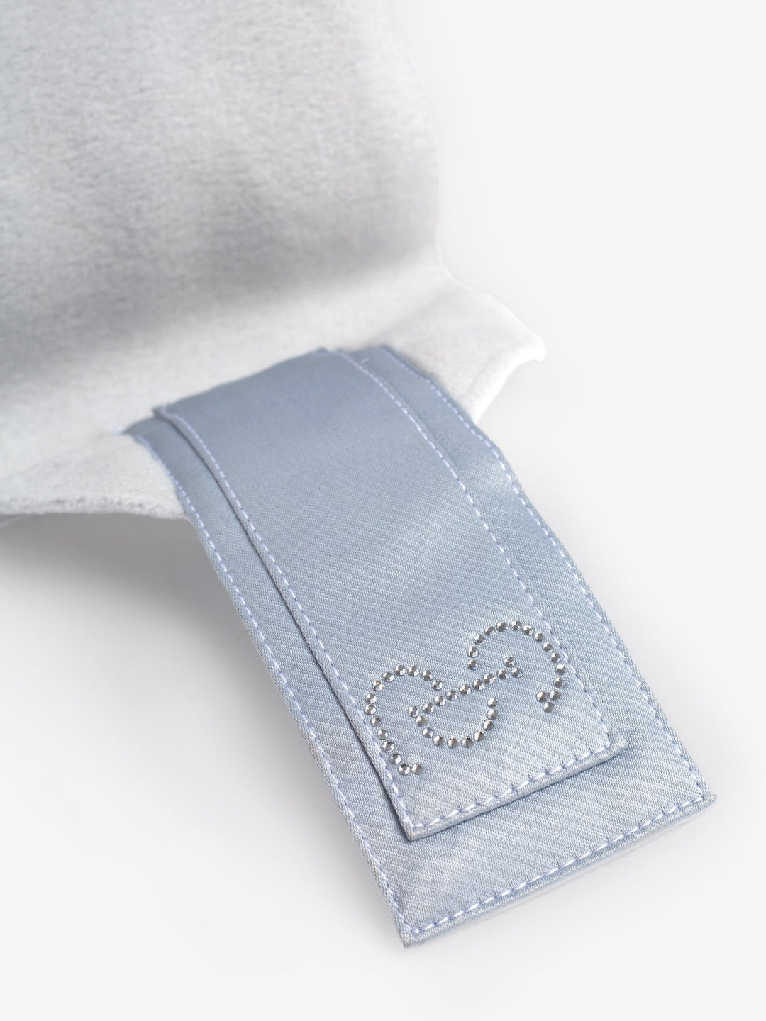 PS of Sweden Crystal Logo Polos - Blue Whisper, close-up of the crystal logo tab