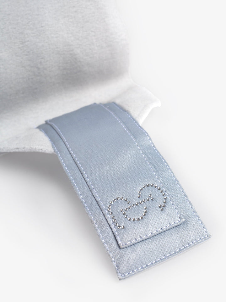 PS of Sweden Crystal Logo Polos - Blue Whisper, close-up of the crystal logo tab